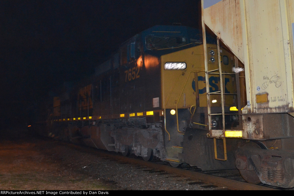 CSX C40-8W 7652 trails on Q409-08